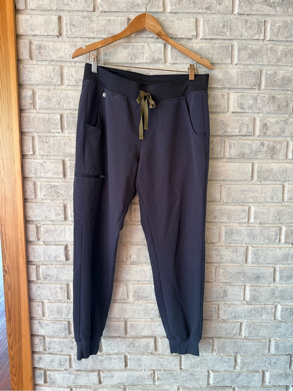 Figs Men’s Black Joggers with Olive Drawstring